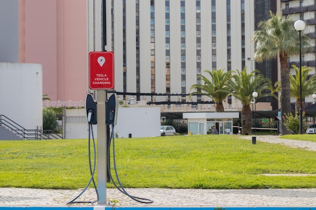 Portugal Vilamoura 01 02 2023 Speciale parkeerplaatsen voor het opladen van elektrische auto's zijn uitgerust aan de kant van de weg moderne technologieën elektrische auto's bescherming van het milieu tegen uitlaatgassen