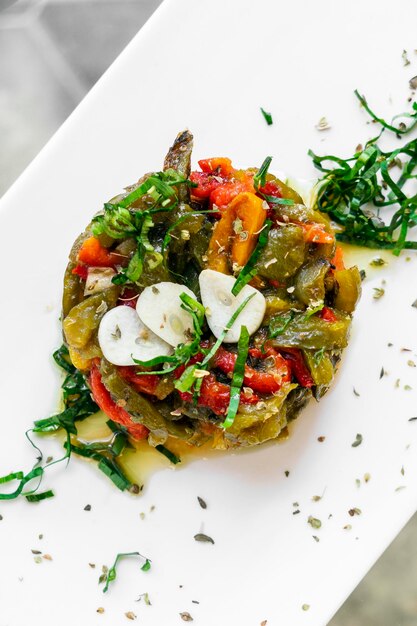 Portugese geroosterde biologische paprika's en knoflook mediterrane salade