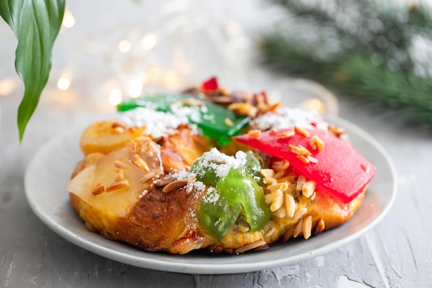 Portugese Kerstfruitcake Bolo rei op het bord