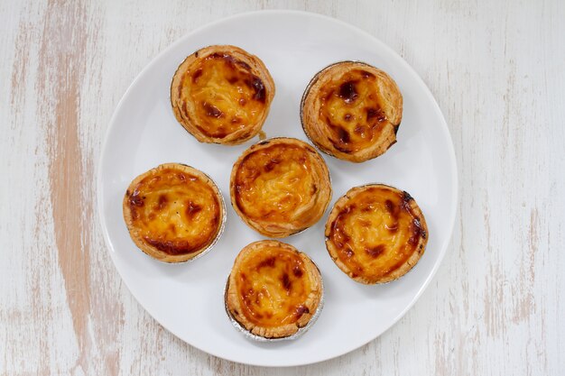 Portugese koekjes op witte schotel op wit