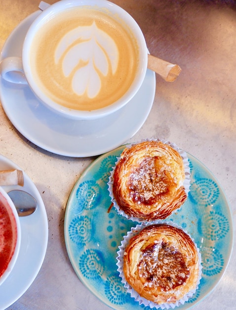 Portugese traditionele woestijn genaamd pasteis de nata met kopje koffie in de coffeeshop