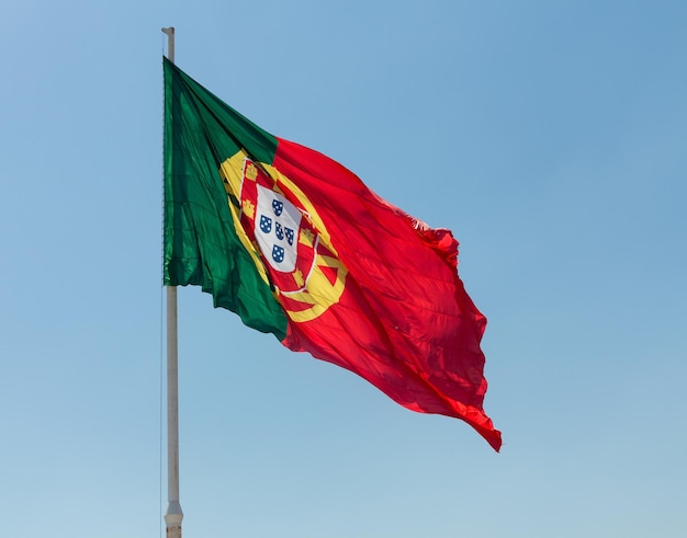 Portugese vlag van Portugal waait in de wind