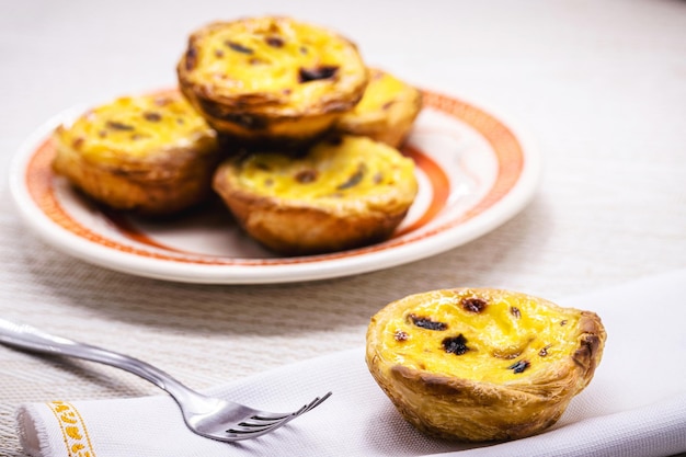 Pastel de nata portoghese chiamato pastel de belem tradizionale prelibatezza portoghese a base di uova, cannella e caramello