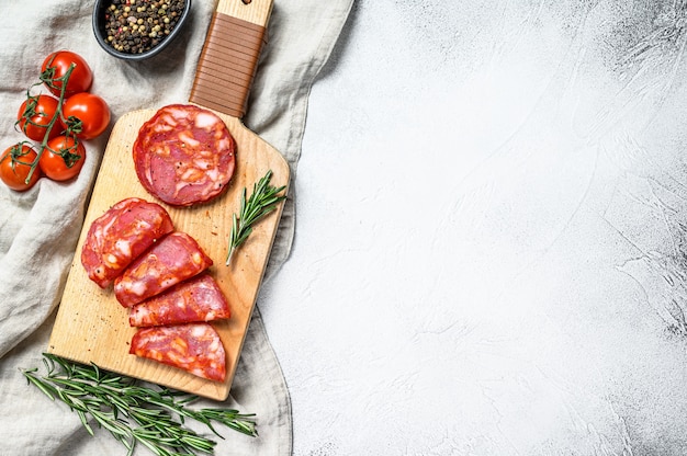 Salame tradizionale portoghese chorizo. sfondo grigio ,. vista dall'alto. spazio per il testo