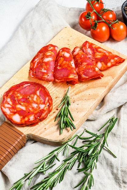 Salame chorizo tradizionale portoghese. sfondo grigio. vista dall'alto