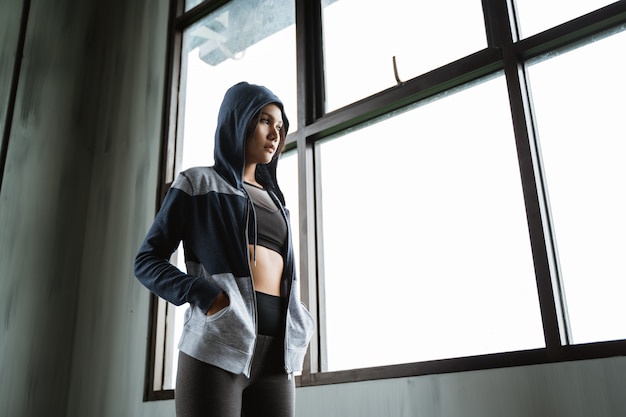 Поза активной женщины носить пиджак после тренировки