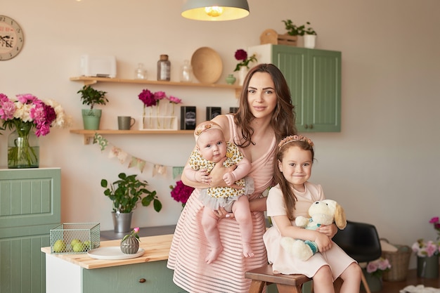 Poseren in de keuken en gelukkige familie