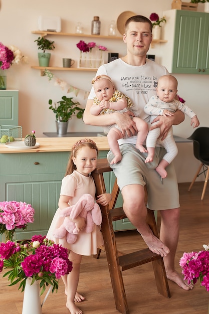 poseren in de keuken en gelukkige familie