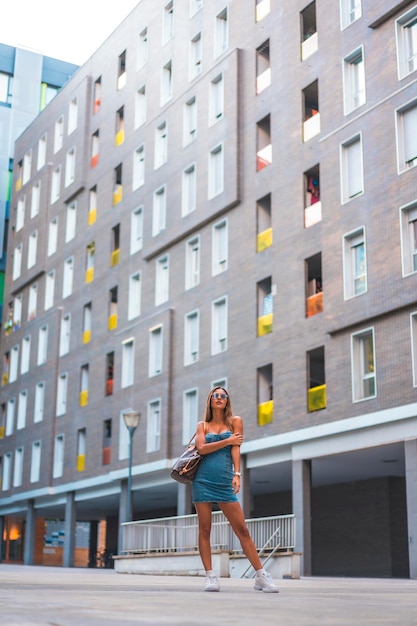 Foto poseren van een mooi brunette meisje in een gebouw met gekleurde ramen