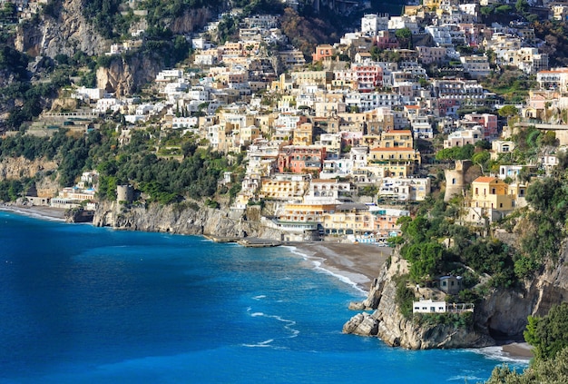 Positano dorp kust uitzicht op rotsachtige heuvel. Amalfi, Italië.