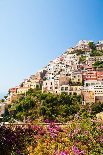 Positano è un villaggio e comune della costiera amalfitana (costiera amalfitana), in campania, italia.