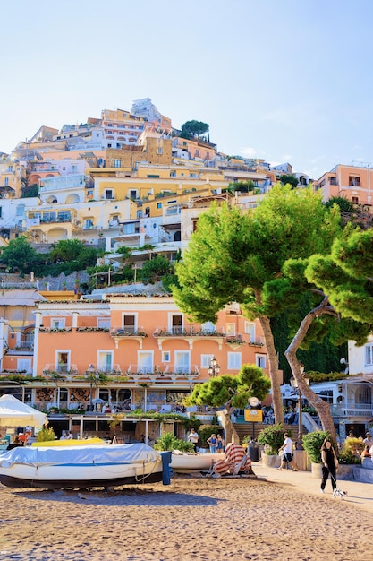 Positano, italië - 30 september 2017: strand in de stad positano van de kust van amalfi en de tyrreense zee in italië in de zomer. prachtig mediterraan uitzicht en mensen in de buurt van sorrento. reizen en toerisme