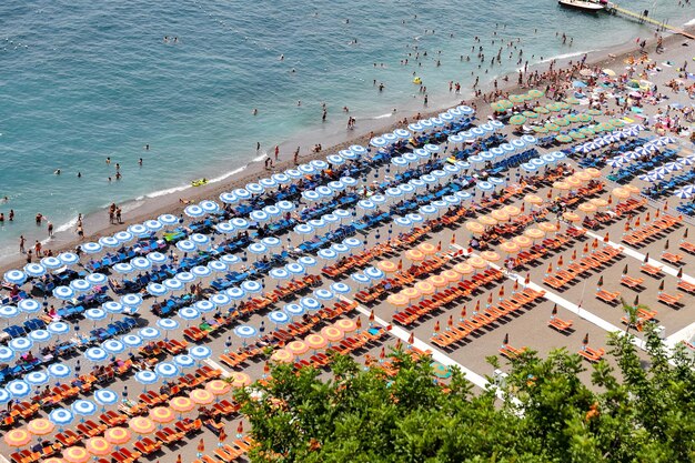 Positano-strand in amalfikust napels, italië