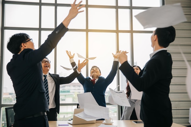 Positief Aziatisch zakelijk succes hersenstormteam met vergadering in kantoor.