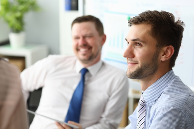 Positief blije managers die cursussen bezoeken voor teambuilding