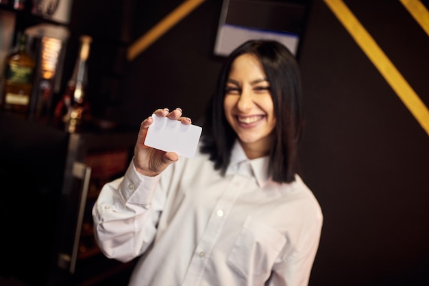 Positief Kaukasisch jong meisje dat plastic kaart toont Focus op Card