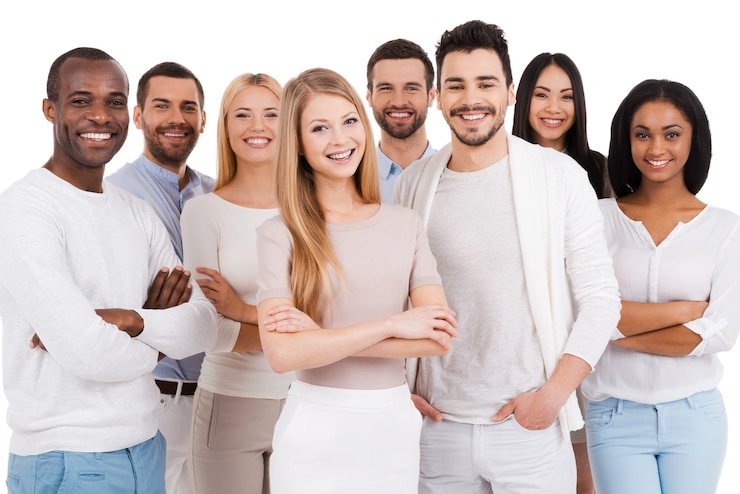 Foto positief professioneel team. groep positieve en diverse mensen in slimme vrijetijdskleding die naar de camera kijken en glimlachen terwijl ze tegen een witte achtergrond staan