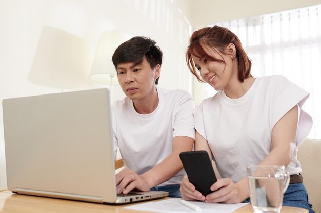 Positief stel dat verzekeringsclaimformulier online op laptop thuis invult en persoonlijke gegevens invoert