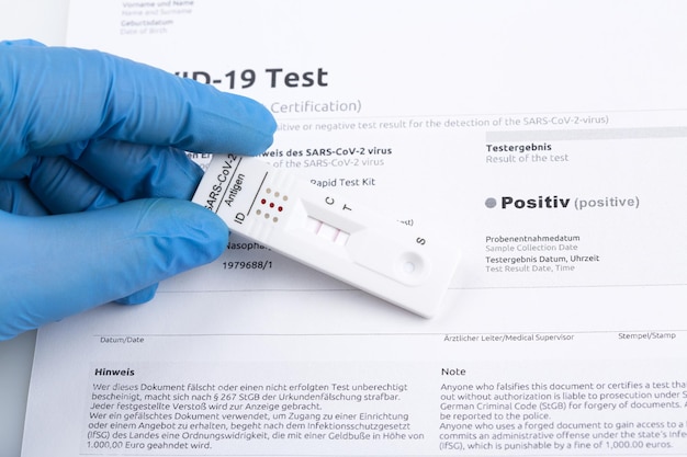 Foto positief testresultaat door gebruik van sneltestapparaat voor covid19