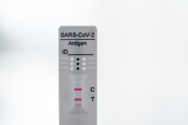 Positief testresultaat door gebruik van sneltestapparaat voor COVID19