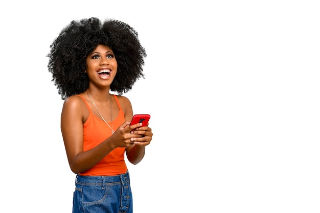 positief verraste jonge vrouw wijst naar een witte ruimte, houdt een smartphone in de ene hand, zwarte pow