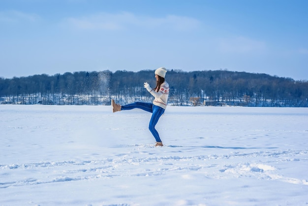 Positief winterlandschap Rustende speelse jonge vrouw in de natuur