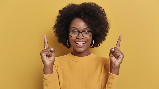 Positieve Afro-Amerikaanse dame toont iets verbazingwekkends naar boven en zijwaarts met wijsvinger adv