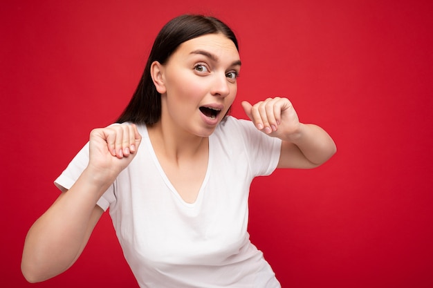 positieve blij verraste jonge mooie brunette vrouw met oprechte emoties