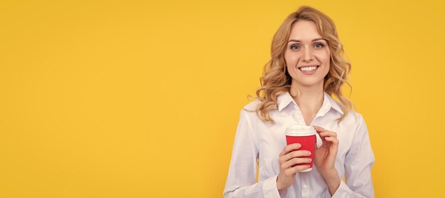 Positieve blonde vrouw met koffiekopje op gele achtergrond Vrouw geïsoleerd gezicht portret banner met mock up kopie ruimte