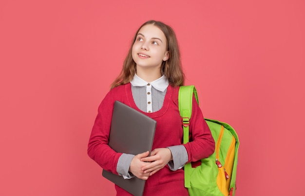 Positieve computer met rugzak op rode achtergrond