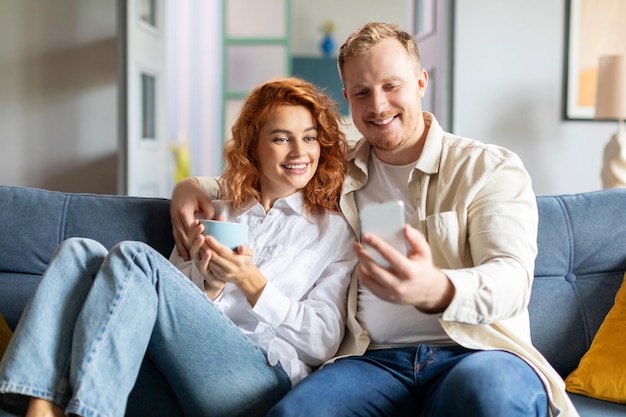 Positieve echtgenoten die plezier beleven aan het samen surfen op sociale media-applicaties op hun smartphone