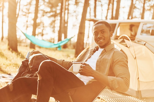 Positieve emoties De mens reist overdag alleen in het bos in de zomer