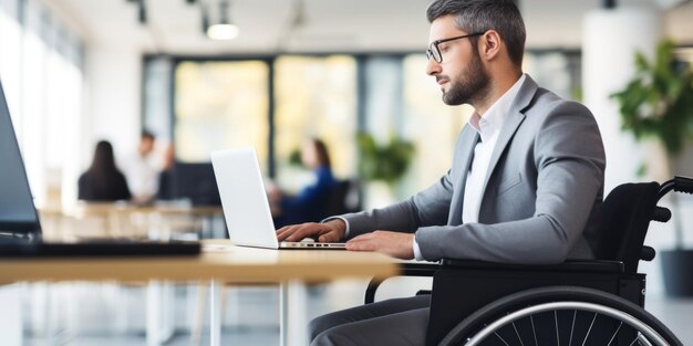 Positieve gehandicapte jonge man in rolstoel die op kantoor werkt Generatieve AI