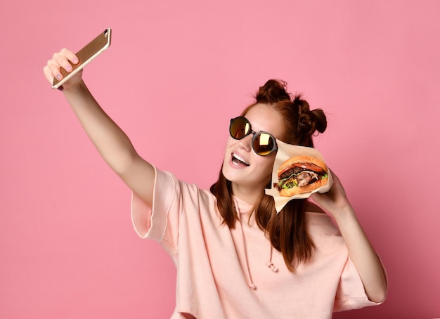 Foto positieve gember jonge vrouw poseert voor selfie