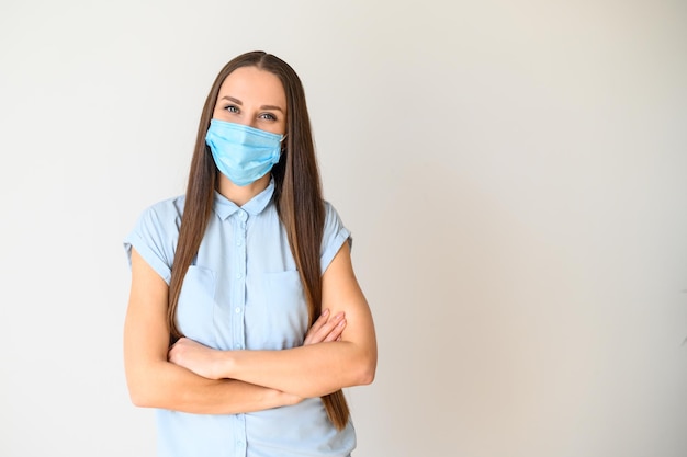 Positieve jonge vrouw in medisch masker