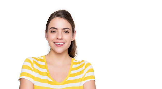 Positieve jonge vrouw in zomer gestreepte t-shirt geïsoleerd op een witte achtergrond