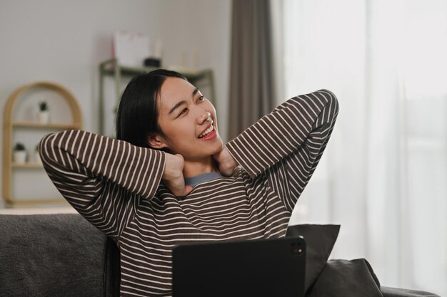 Foto positieve jonge vrouw met een laptop en uitgestrekte handen met een tevreden gezichtsuitdrukking