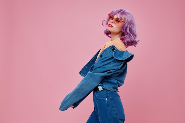 Positieve jonge vrouw paarse kapsel rode lippen denim jas leuke kleur achtergrond ongewijzigd Hoogwaardige foto