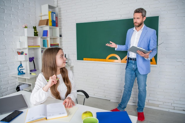 Positieve kinderstudie in de klas met selectieve focus van de leraar