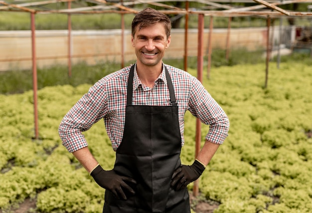 Positieve kleine ondernemer op boerderij