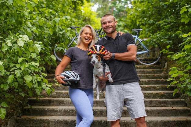 Positieve man en lachende vrouw met hun kleine hond.