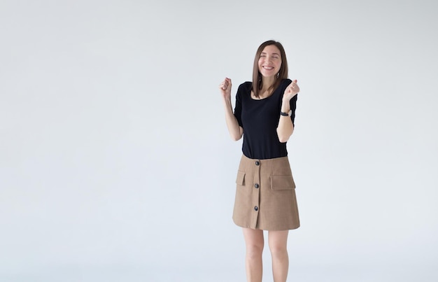 Positieve menselijke emoties gelukkig emotioneel meisje lachen uit de grond van haar hart op een wit