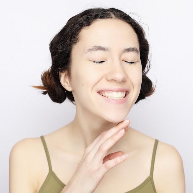 Positieve menselijke emoties Headshot van gelukkige emotionele tienermeisje