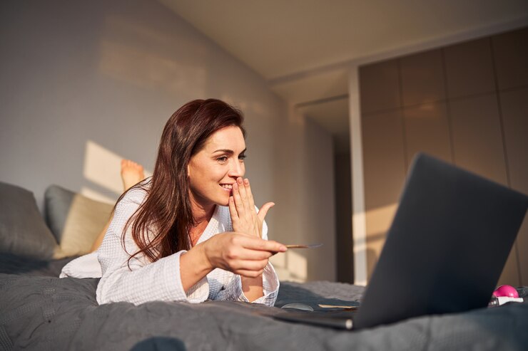 Foto positieve opgetogen jonge schoonheid met online gesprek