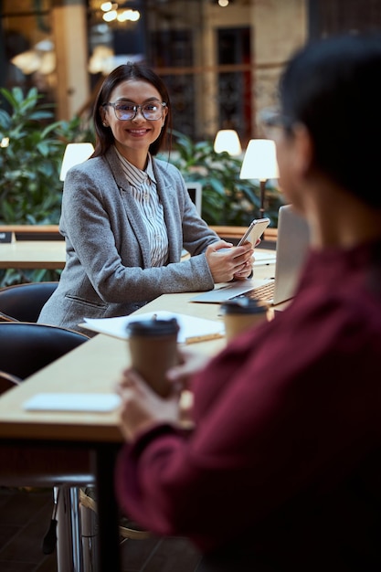 Positieve opgetogen vrouw die naar haar partner luistert