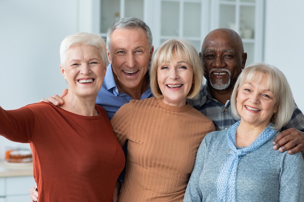 Positieve senioren die samen een keukeninterieur nemen