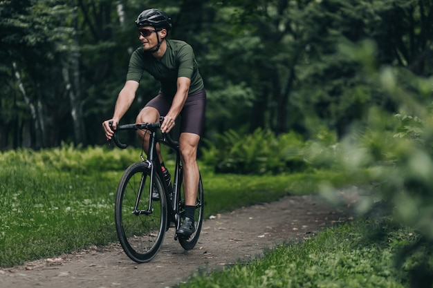 Positieve sportieve man met actief buiten fietsen