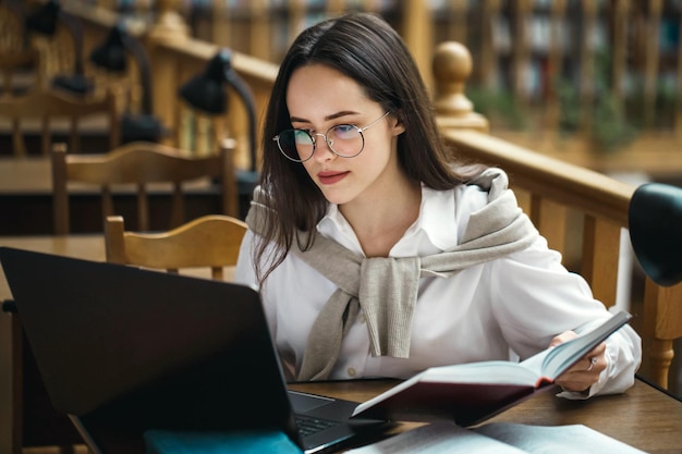 Positieve universitaire student die de voorbereiding op het taalexamen leert