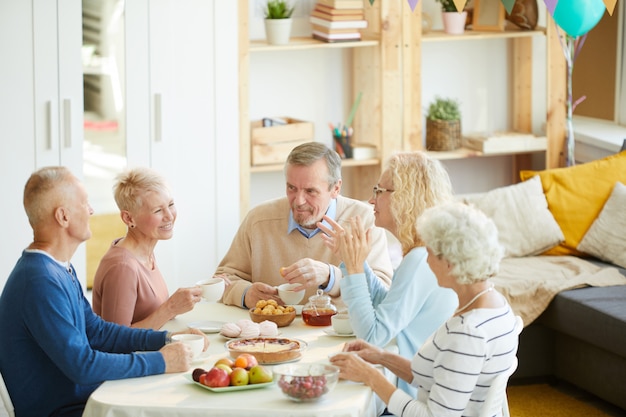 Positieve vrienden chatten aan tafel