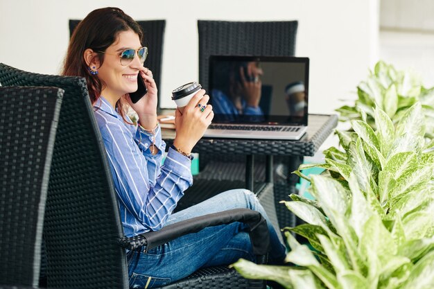 Positieve vrouw belt op telefoon